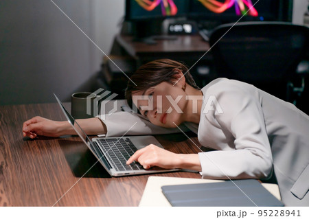 ビジネス　女性　残業 95228941