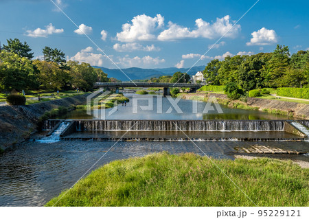 出町橋の上から眺めた賀茂川上流方向 95229121