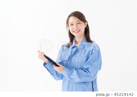 作業着を着ている女性 作業着を着ている女性 95229142