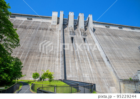 奥秩父もみじ湖　滝沢ダム　ダム下から天端を見上げた風景 95229244