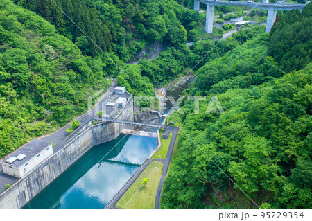 奥秩父もみじ湖 滝沢ダム 天端からダム下の風景 ループ橋方向 初夏の季節 奥秩父もみじ湖 滝沢ダム 天端からダム下の風景 ループ橋方向 初夏の季節 95229354