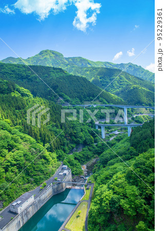 奥秩父もみじ湖 滝沢ダム 天端からダム下の風景 ループ橋方向 初夏の季節 奥秩父もみじ湖 滝沢ダム 天端からダム下の風景 ループ橋方向 初夏の季節 95229361