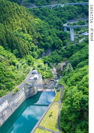 奥秩父もみじ湖　滝沢ダム　天端からダム下の風景　ループ橋方向　初夏の季節 95229365