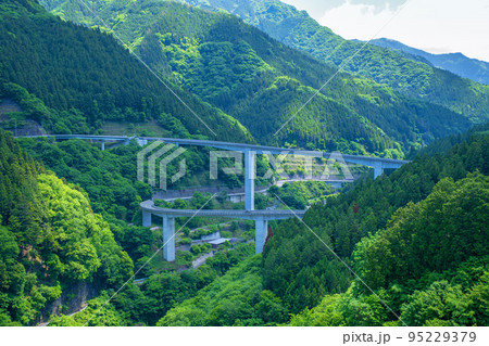奥秩父もみじ湖　滝沢ダム　ダム下の風景　ループ橋方向　初夏の季節 95229379