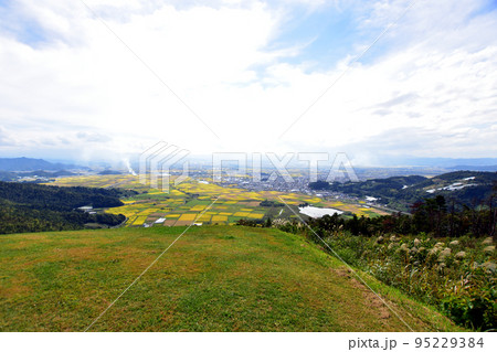 山形県南陽市十分一山からの南陽市風景 山形県南陽市十分一山からの南陽市風景 95229384