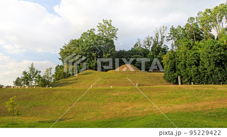 奈良・明日香村 秋の夕暮れのキトラ古墳 95229422
