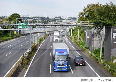 交通物流イメージ　東名高速 95229481
