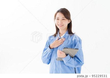作業着を着ている女性 作業着を着ている女性 95229531