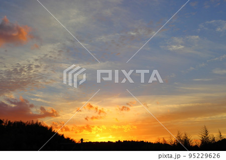 秋の夕焼け空 秋の夕焼け空 95229626