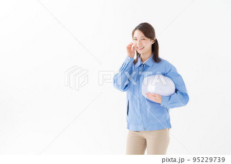 作業着を着ている女性 作業着を着ている女性 95229739