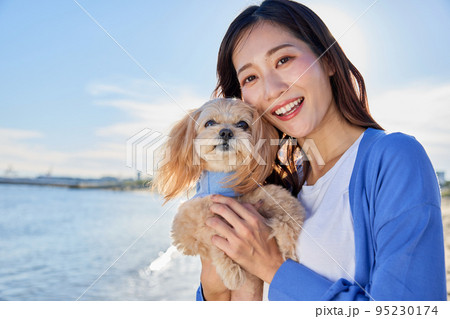犬と海辺で遊ぶ女性 犬と海辺で遊ぶ女性 95230174