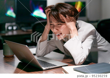 ビジネス　頭を抱える女性　残業 95230259