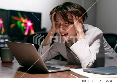 ビジネス 頭を抱える女性 残業 ビジネス 頭を抱える女性 残業 95230261