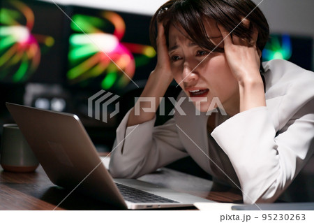 ビジネス　頭を抱える女性　残業 95230263