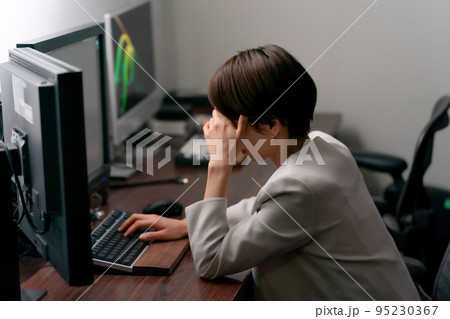 ビジネス 女性 残業 ビジネス 女性 残業 95230367