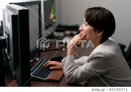 ビジネス　女性　残業 95230371