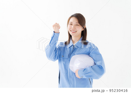 作業着を着ている女性 95230416