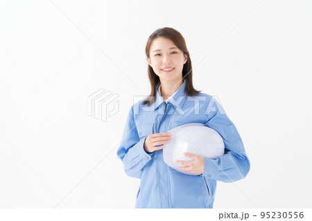 作業着を着ている女性 95230556