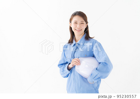 作業着を着ている女性 95230557