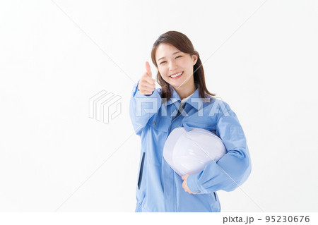 作業着を着ている女性 95230676