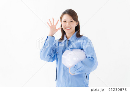 作業着を着ている女性 95230678