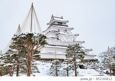 福島県会津若松市　鶴ヶ城　～雪化粧した天守閣～ 95230812