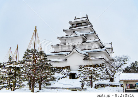 福島県会津若松市　鶴ヶ城　～雪化粧した天守閣～ 95230816