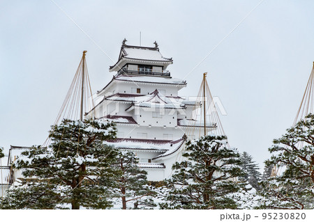 福島県会津若松市　鶴ヶ城　～雪化粧した天守閣～ 95230820