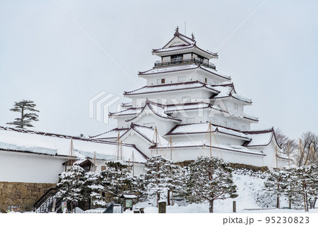 福島県会津若松市　鶴ヶ城　～雪化粧した天守閣と走長屋～閣～ 95230823