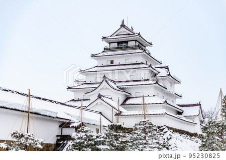 福島県会津若松市 鶴ヶ城 ~雪化粧した天守閣と走長屋~ 福島県会津若松市 鶴ヶ城 ~雪化粧した天守閣と走長屋~ 95230825