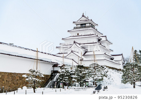 福島県会津若松市　鶴ヶ城　～雪化粧した天守閣と走長屋～ 95230826