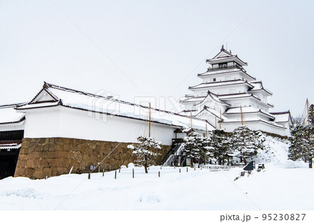 福島県会津若松市 鶴ヶ城 ~雪化粧した天守閣と走長屋~ 福島県会津若松市 鶴ヶ城 ~雪化粧した天守閣と走長屋~ 95230827