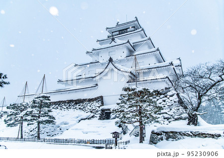 福島県会津若松市　鶴ヶ城　～雪化粧した天守閣～ 95230906