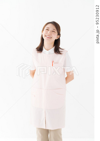 エプロンをつけたスタッフ 95230912