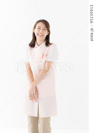エプロンをつけたスタッフ 95230913
