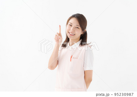 エプロンをつけたスタッフ 95230987