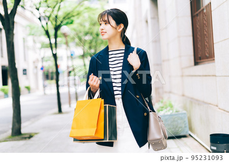 ショッピングをする若い女性 ショッピングをする若い女性 95231093