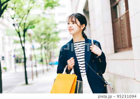 ショッピングをする若い女性 ショッピングをする若い女性 95231094
