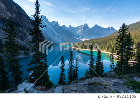 モレーン湖 モレーンレイク カナダ バンフ国立公園 夏 秋 95231108