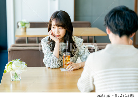 カフェで別れ話をするカップル 95231299
