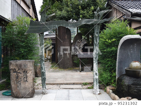 水木しげるロードにある妖怪神社の鳥居 95231302