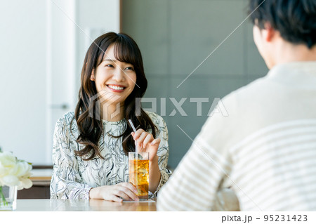 カフェでくつろぐ若いカップル 95231423