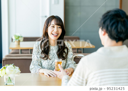カフェでくつろぐ若いカップル 95231425