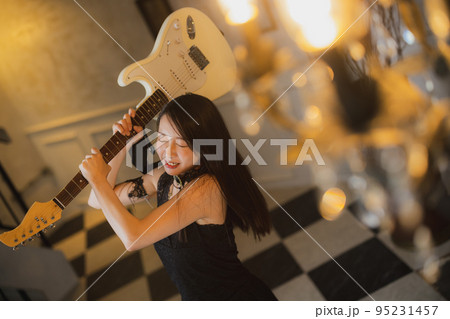 ミュージシャン　エレキギター　 95231457
