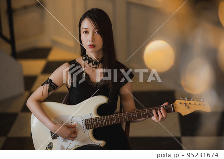 ミュージシャン　エレキギター　 95231674