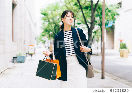 ショッピングをする若い女性 95231829