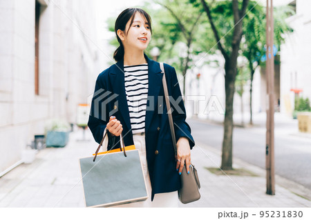 ショッピングをする若い女性 95231830