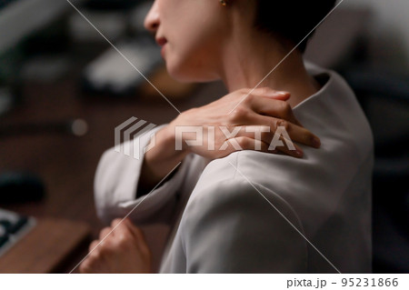 ビジネス　肩を揉む女性　肩こり 95231866
