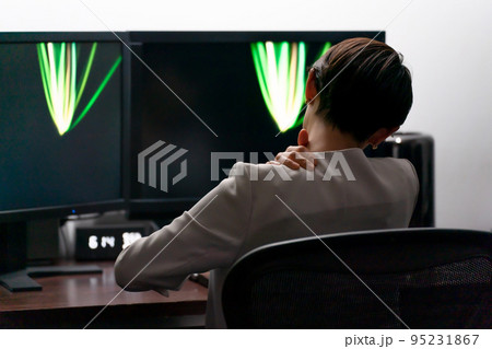 ビジネス　肩を揉む女性　肩こり 95231867