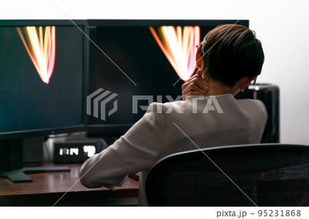 ビジネス　肩を揉む女性　肩こり 95231868